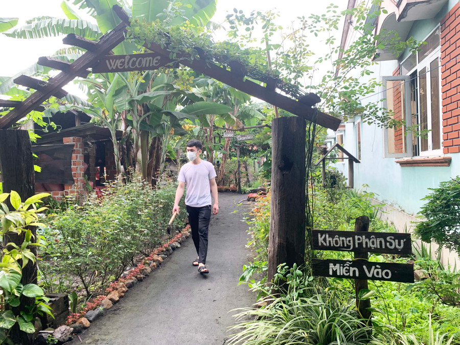 Khu vườn của anh Kpă Sa (phường Đoàn kết, thị xã Ayun Pa) được thiết kế đơn giản, tạo cảm giác bình yên, gần gũi. Ảnh: Vũ Chi