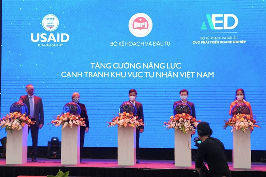 Giám đốc USAID Việt Nam Ann Marie Yastishock và ông Lê Mạnh Hùng, Cục trưởng Cục Phát triển Doanh nghiệp, Bộ Kế hoạch Đầu tư, cùng đại diện một số doanh nghiệp khởi động dự án. Ảnh: USAID