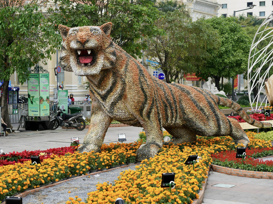 Linh vật hổ xuất hiện đầy oai vệ trên đường hoa khiến nhiều người thích thú. Ảnh: Độc Lập