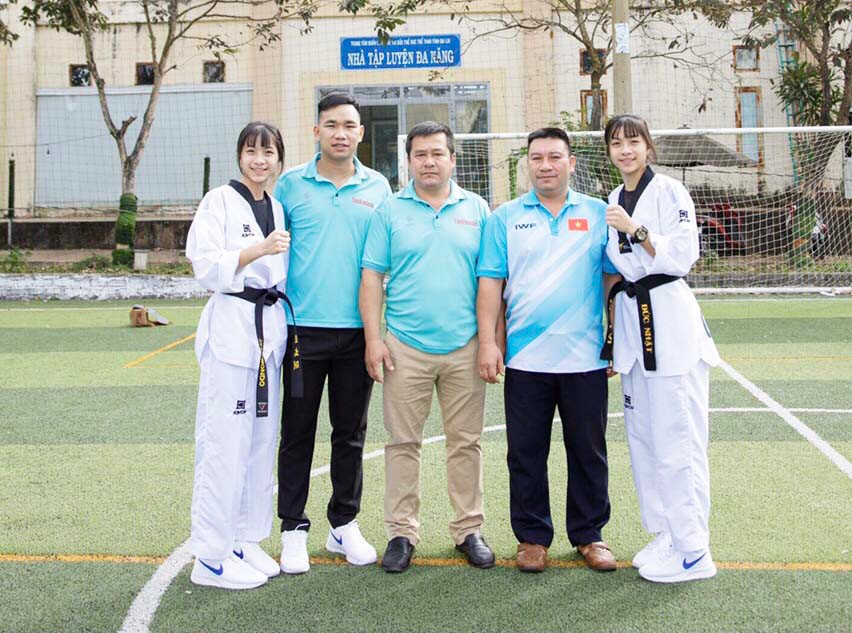2 vận động viên Mai và Loan cùng các huấn luyện viên Taekwondo tại Trung tâm Huấn luyện và Thi đấu thể dục thể thao tỉnh. Ảnh: Lê Văn Ngọc