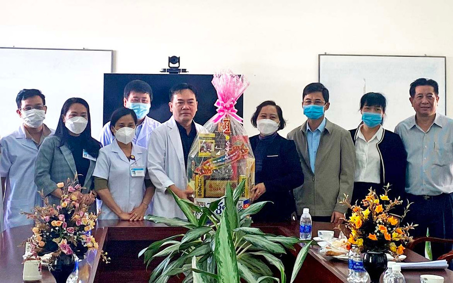 Đoàn đến thăm chúc Tết lãnh đạo và nhân viên Bệnh viện Nhi tỉnh Gia lai. Ảnh: Hồng Thương