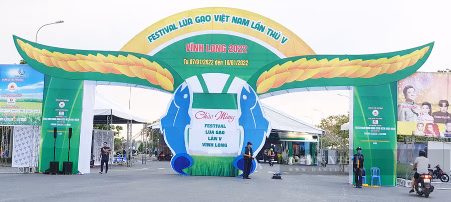 Cổng vào tham quan các gian hàng tại Festival lúa gạo Việt Nam lần thứ V. (Ảnh: Huỳnh Xây) Cổng vào tham quan các gian hàng tại Festival lúa gạo Việt Nam lần thứ V. (Ảnh: Huỳnh Xây)