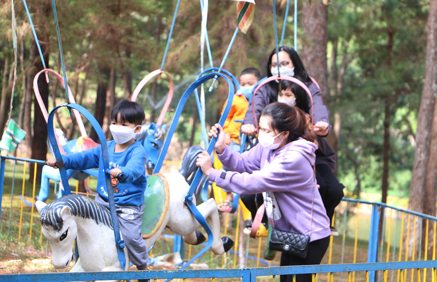 Trong ngày đầu năm mới, các cán bộ, chiến sĩ xã Ia Hiao (huyện Phú Thiện) vẫn đảm bảo công tác kiểm soát dịch Covid-19 tại khu vực phong tỏa. Ảnh: Vũ Chi