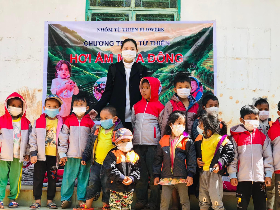 Trang tận tay trao những món quà nhỏ đến những người khó khăn. Ảnh: NVCC