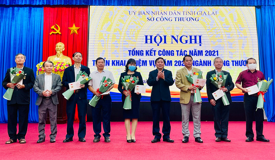 Trao Kỷ niệm chương “Vì sự nghiệp phát triển ngành Công thương Việt Nam” cho các cá nhân. Ảnh: Vũ Thảo Trao Kỷ niệm chương “Vì sự nghiệp phát triển ngành công thương Việt Nam” cho các cá nhân. Ảnh: Vũ Thảo