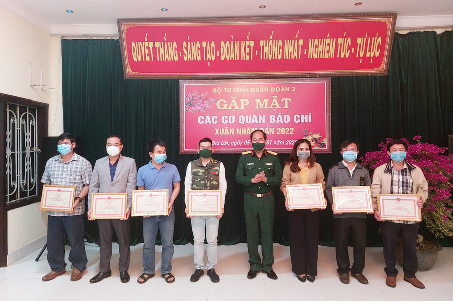 Phó Chính ủy Quân đoàn 3 tặng bằng khen. Ảnh: Vĩnh Hoàng