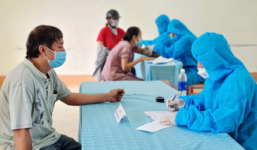 Người dân khai báo thông tin y tế tại điểm tiêm Trường Tiểu học Võ Thị Sáu (phường Hội Thương, TP. Pleiku). Ảnh: Bá Bính