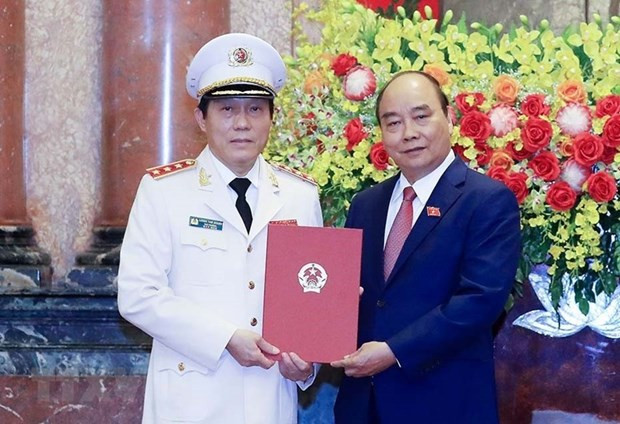 Chủ tịch nước Nguyễn Xuân Phúc trao Quyết định thăng cấp bậc hàm từ Trung tướng lên Thượng tướng đối với Thứ trưởng Bộ Công an Lương Tam Quang. (Ảnh: Thống Nhất/TTXVN) Chủ tịch nước Nguyễn Xuân Phúc trao Quyết định thăng cấp bậc hàm từ Trung tướng lên Thượng tướng đối với Thứ trưởng Bộ Công an Lương Tam Quang. (Ảnh: Thống Nhất/TTXVN)