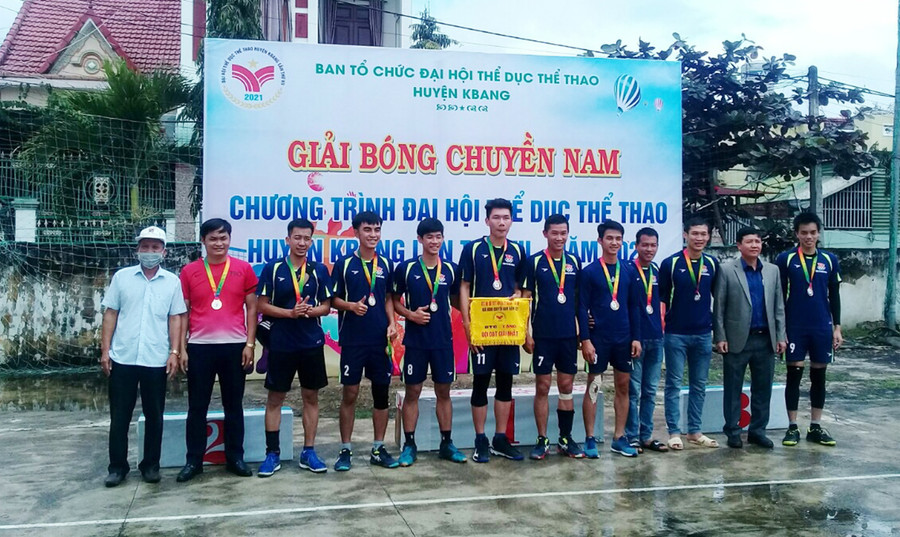Ban tổ chức trao giải nhất cho đội bóng chuyền nam thị trấn Kbang tại Đại hội TDTT huyện. Ảnh: Lê Văn Ngọc Ban tổ chức trao giải nhất cho đội bóng chuyền nam thị trấn Kbang tại Đại hội TDTT huyện. Ảnh: Lê Văn Ngọc