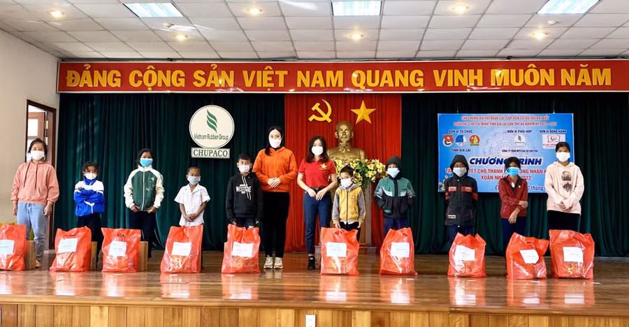 Mạnh thường quân tặng quà cho công nhân, dân tộc thiểu số có hoàn cảnh khó khăn đón Tết. Ảnh: Gia Hân