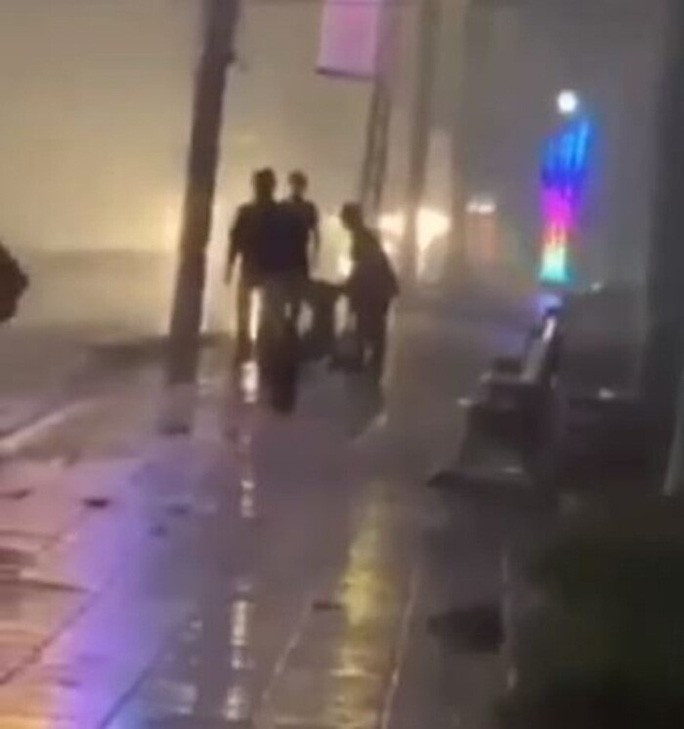 Hình ảnh liên quan tới vụ việc cha dùng dao cứa cổ gây thương tích cho 2 con rồi tự cứa vào cổ mình - Ảnh cắt từ clip Hình ảnh liên quan tới vụ việc cha dùng dao cứa cổ gây thương tích cho 2 con rồi tự cứa vào cổ mình - Ảnh cắt từ clip