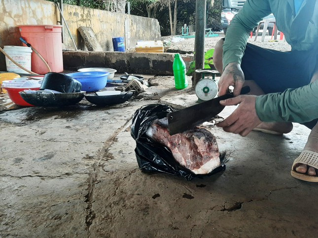 Thịt heo rừng trữ đông được chặt khúc ra bán cho khách. Ảnh nguồn: TPO Thịt heo rừng trữ đông được chặt khúc ra bán cho khách. Ảnh nguồn: TPO