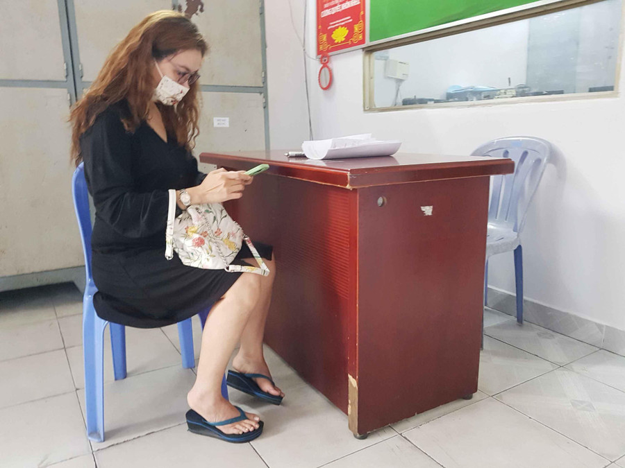 Chị N.T.Q đến trình báo sự việc tại Công an P.5 (Q.6). Ảnh: Trác Rin Chị N.T.Q đến trình báo sự việc tại Công an P.5 (Q.6). Ảnh: Trác Rin