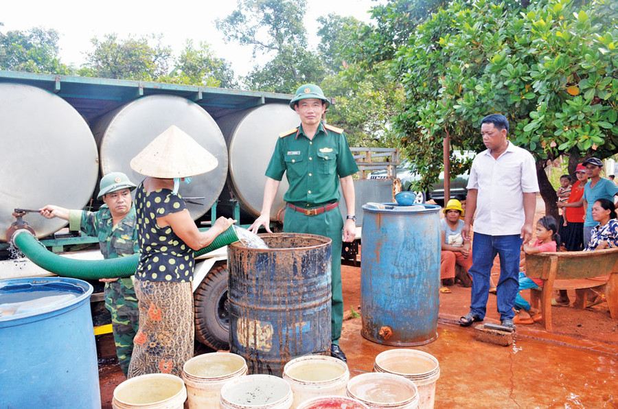 Công ty 72 huy động xe cơ quan chở nước cấp cho các hộ dân tại xã Ia Nan, huyện Đức Cơ (ảnh chụp trước tháng 4-2021). Ảnh: Thiên Thanh Công ty 72 huy động xe cơ quan chở nước cấp cho các hộ dân tại xã Ia Nan, huyện Đức Cơ (ảnh chụp trước tháng 4-2021). Ảnh: Thiên Thanh