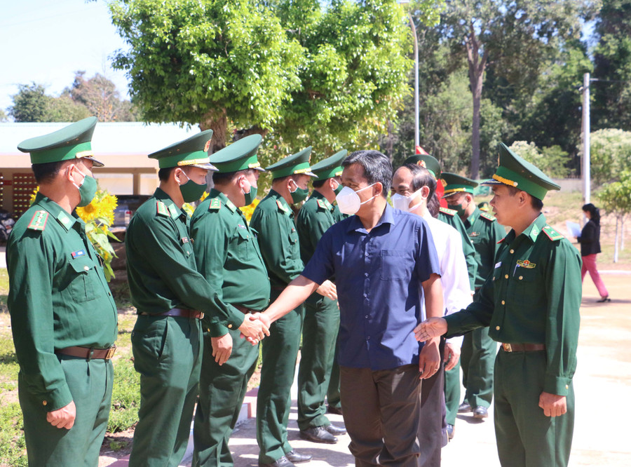 Đoàn công tác đến thăm, chúc Tết đồn Biên phòng Ia Pnôn (huyện Đức Cơ). Ảnh: Quang Tấn