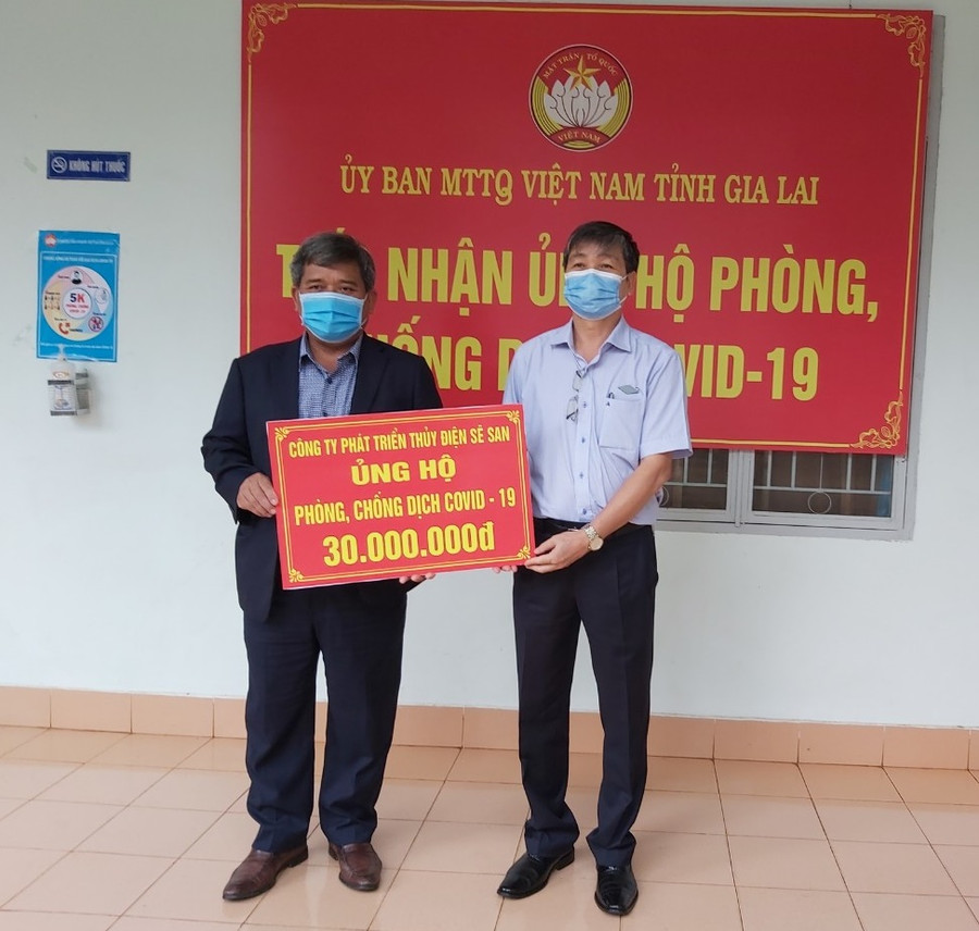 Công ty Phát triển Thủy điện Sê San tặng 30 triệu đồng ủng hộ kinh phí mua vắc xin, trang thiết bị, vật tư y tế phòng, chống Covid-19