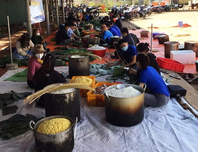 Các y, bác sĩ và nhà hảo tâm chung tay gói bánh chưng