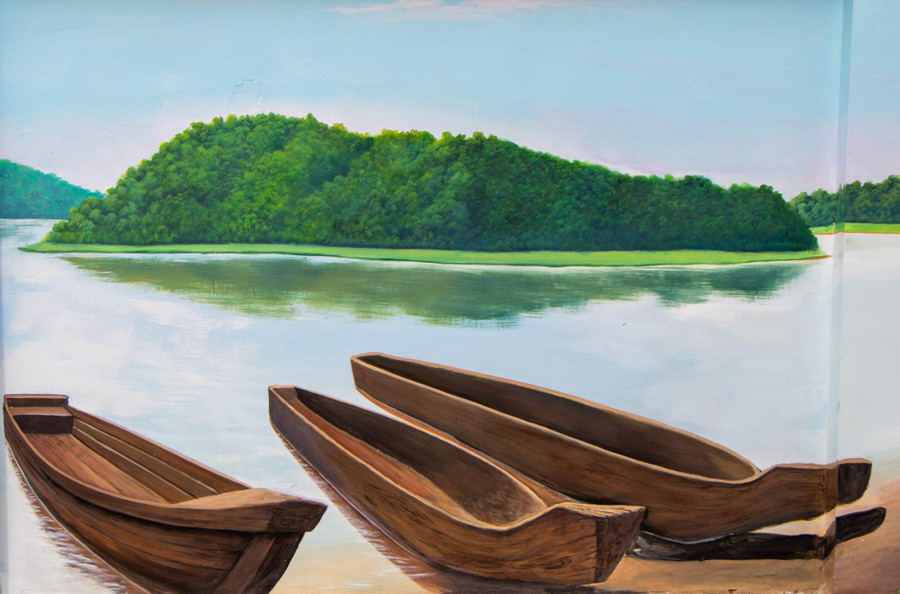  Thuyền độc mộc trên hồ Lắk.