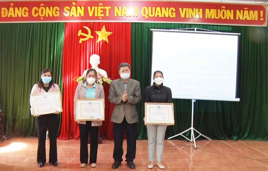 Đại diện lãnh đạo huyện tặng bằng khen cho các tập thể có thành tích xuất sắc trong công tác Hội năm 2021. Ảnh: Minh Ngọc