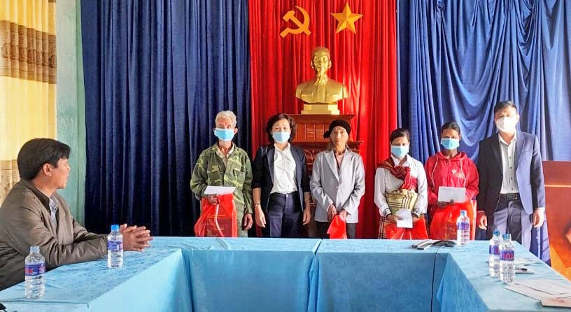 Ủy ban MTTQ Việt Nam huyện Mang Yang trao quà Tết cho hộ nghèo tại xã Đak Jơ Ta. Ảnh: Lê Đại