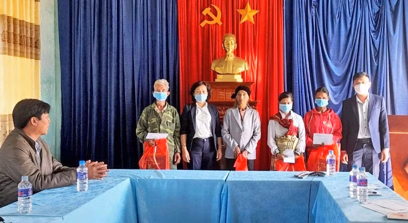 Ủy ban MTTQ Việt Nam huyện Mang Yang trao quà Tết cho hộ nghèo tại xã Đak Jơ Ta. Ảnh: Lê Đại