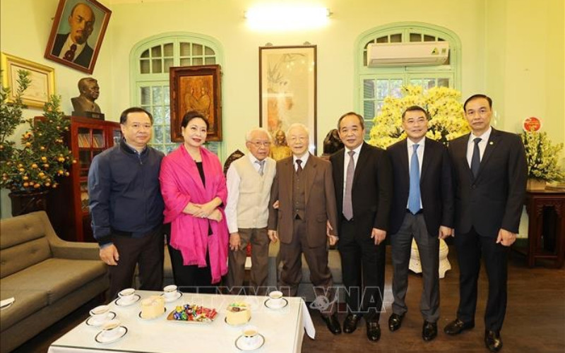 Tổng Bí thư Nguyễn Phú Trọng thăm, chúc Tết gia đình cố Tổng Bí thư Lê Duẩn. (Ảnh: TTXVN) Tổng Bí thư Nguyễn Phú Trọng thăm, chúc Tết gia đình cố Tổng Bí thư Lê Duẩn. (Ảnh: TTXVN)