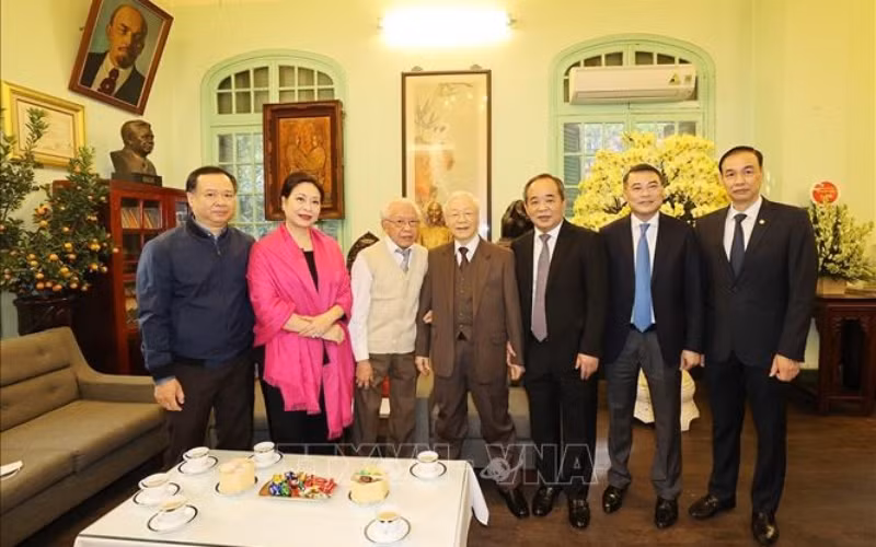 Tổng Bí thư Nguyễn Phú Trọng thăm, chúc Tết gia đình cố Tổng Bí thư Lê Duẩn. (Ảnh: TTXVN)