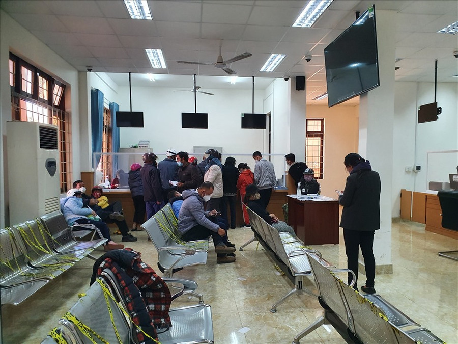 Người dân TP.Buôn Ma Thuột đến bộ phận tiếp nhận và trả kết quả hồ sơ giải quyết thủ tục hành chính trong ngày thứ 7 (15.1). Ảnh: Bảo Trung