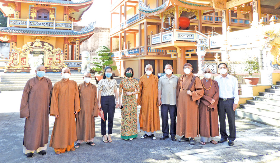 Ông Rah Lan Chung (thứ 4 từ phải sang)-Phó Bí thư Tỉnh ủy, Trưởng ban Nội chính Tỉnh ủy thăm chùa Bửu Thắng (TP. Pleiku, nơi Hòa thượng Thích Tâm Tường lên tu học từ năm 1974 cho đến nay) nhân dịp 40 năm Ngày thành lập Giáo hội Phật giáo Việt Nam (7-11). Ảnh: Thanh Nhật