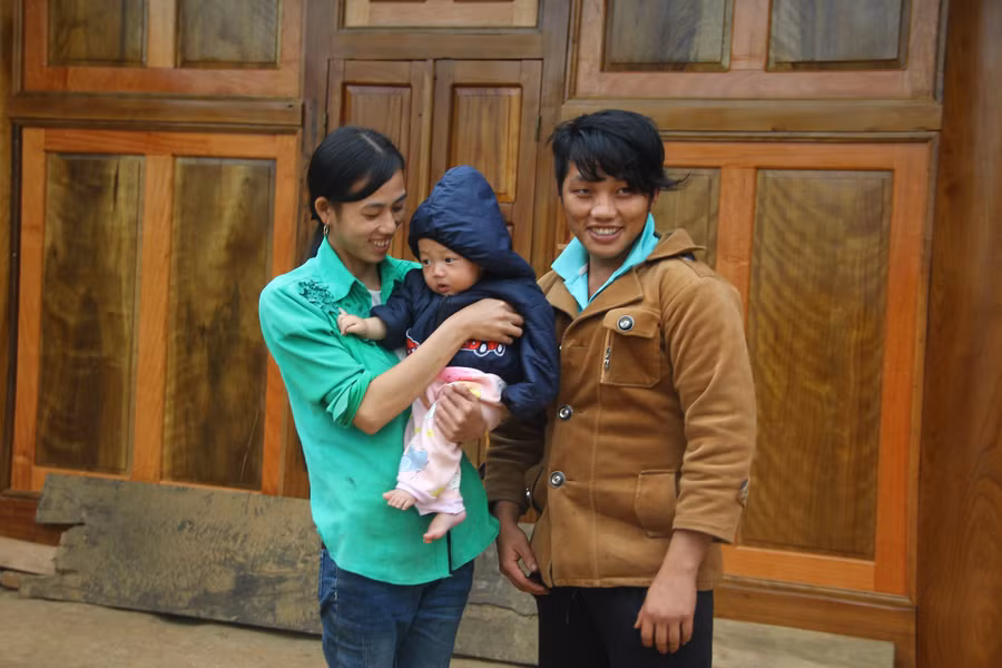 Vợ chồng anh Xò cùng con trai... Ảnh: K.Hoan