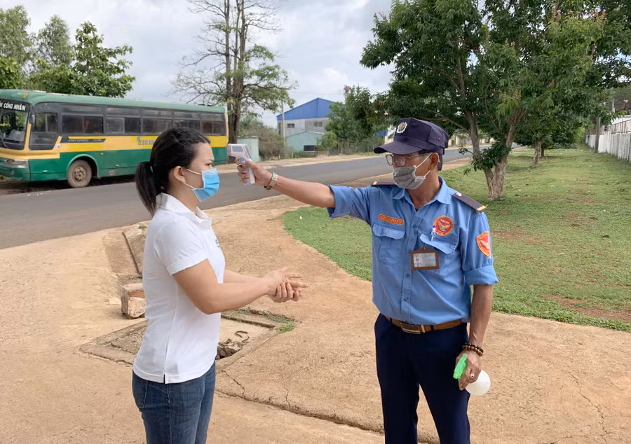 Người dân cần nâng cao cảnh giác, thực hiện nghiêm các biện pháp phòng-chống dịch Covid-19 theo quy định. Ảnh: Như Nguyện