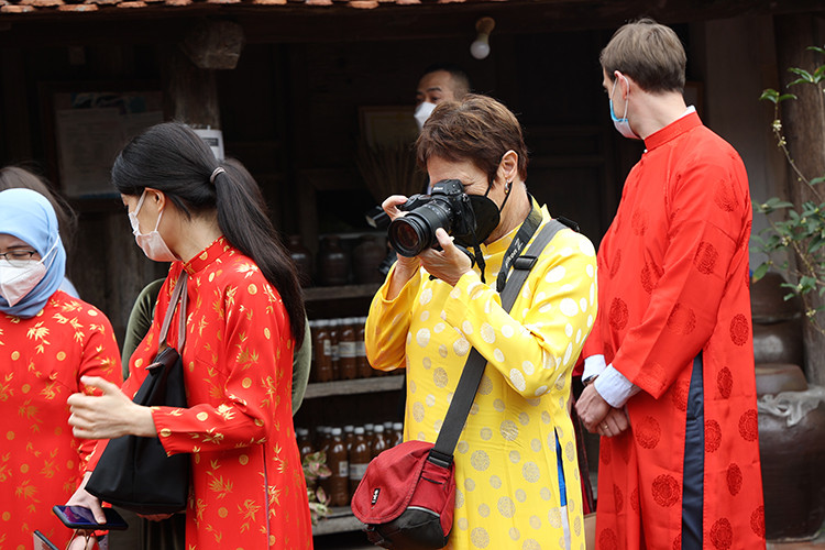 Các đại biểu thích thú ghi lại những hình ảnh ấn tượng trong buổi tham quan.