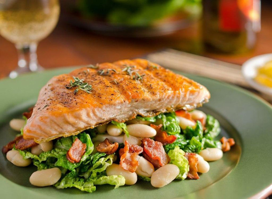 Cá hồi cũng giàu protein có thể giúp làm chậm quá trình hấp thụ rượu. Ảnh: Shutterstock Cá hồi cũng giàu protein có thể giúp làm chậm quá trình hấp thụ rượu. Ảnh: Shutterstock