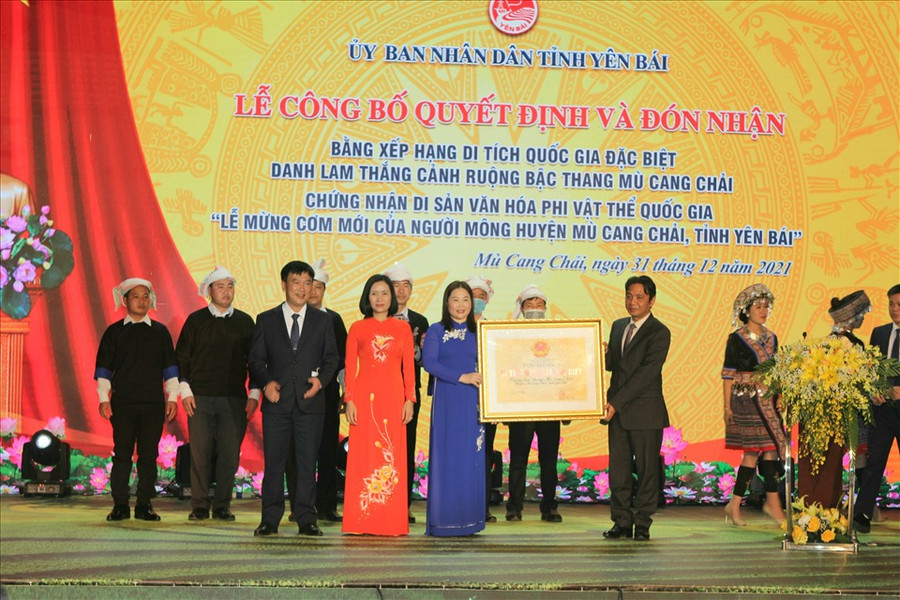 Thừa ủy quyền của Thủ tướng Chính phủ, đồng chí Hoàng Đạo Cương - Thứ trưởng Bộ Văn hóa - Thể thao và Du lịch - trao tặng Bằng xếp hạng Di tích Quốc gia đặc biệt danh lam thắng cảnh Ruộng bậc thang Mù Cang Chải cho tỉnh Yên Bái. Thừa ủy quyền của Thủ tướng Chính phủ, đồng chí Hoàng Đạo Cương - Thứ trưởng Bộ Văn hóa - Thể thao và Du lịch - trao tặng Bằng xếp hạng Di tích Quốc gia đặc biệt danh lam thắng cảnh Ruộng bậc thang Mù Cang Chải cho tỉnh Yên Bái.