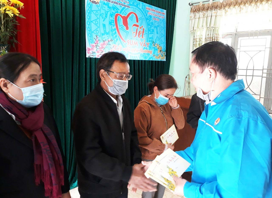 Ông Nguyễn Ngọc Minh-Phó Chủ tịch Thường trực Liên đoàn Lao động tỉnh tặng quà Tết cho công nhân nghèo huyện Đak Đoa năm 2021. Ảnh: Đinh Yến