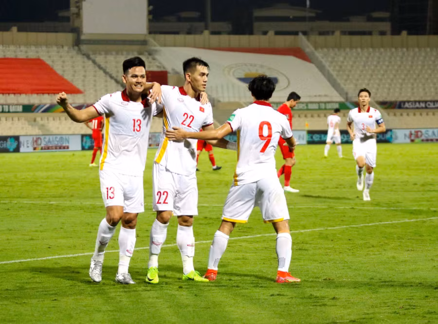 Tiến Linh lập cú đúp vào lưới Campuchia tại AFF Cup 2020. Ảnh: VFF