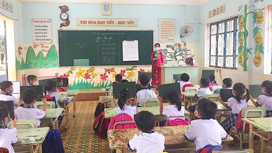 Toàn tỉnh phấn đấu đến năm 2025, tỷ lệ học sinh tiểu học đi học đúng độ tuổi đạt 99,9%. Ảnh: Mộc Trà