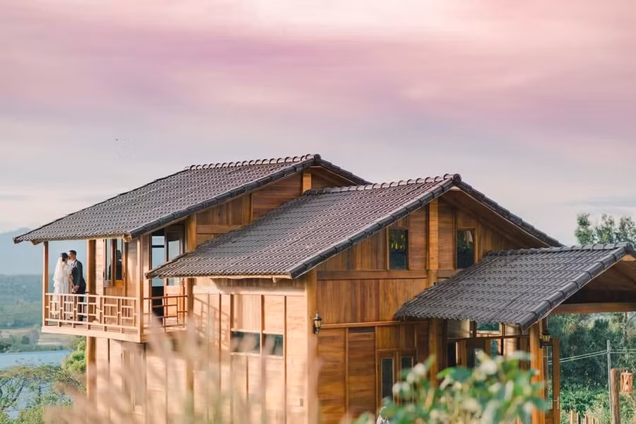 3 Nhiều bạn trẻ mượn không gian cà phê để thực hiện những bộ ảnh cưới. Ảnh Chiu Hiu JPG.jpg