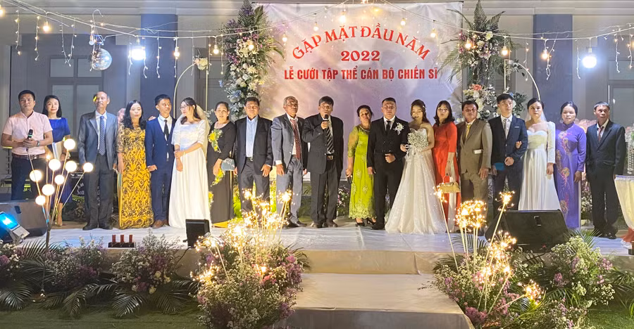 Lễ cưới tập thể có sự tham gia đầy đủ của người thân, gia đình và cán bộ chiến sỹ trong đơn vị. Ảnh: Nguyễn Sang