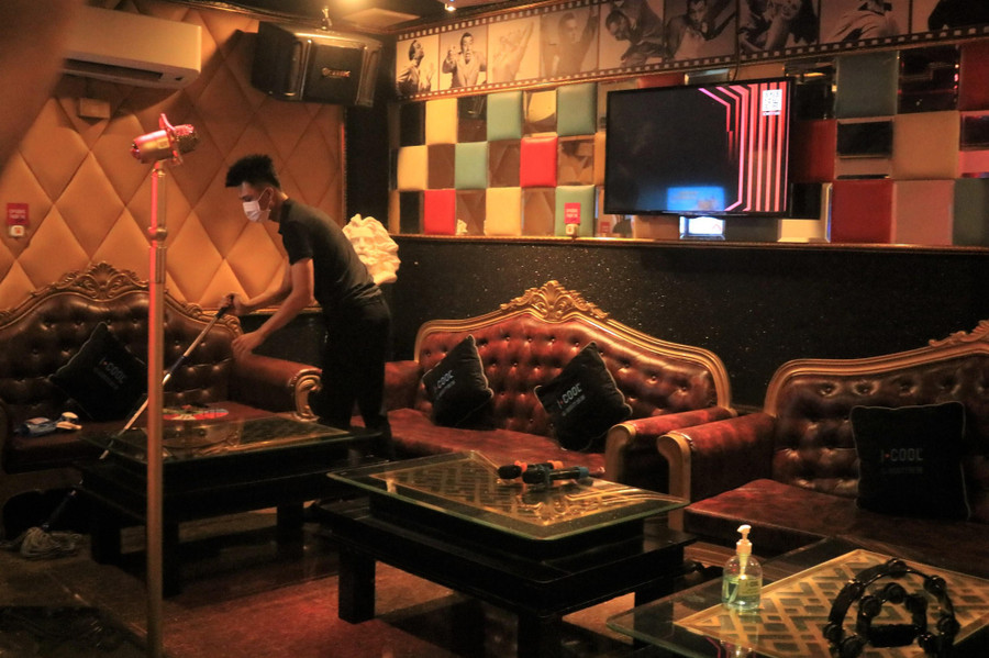 Nhân viên quán karaoke trên đường Cách Mạng Tháng Tám (Q.3) lau dọn sạch sẽ trước ngày mở cửa lại vào ngày 10.1. Ảnh: Cao An Biên