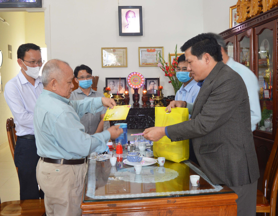 Đồng chí Trương Văn Đạt thăm, chúc Tết đồng chí Phạm Hồng Nam. Ảnh: Anh Huy