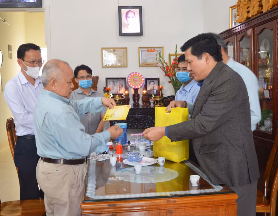 Đồng chí Trương Văn Đạt thăm, chúc Tết đồng chí Phạm Hồng Nam. Ảnh: Anh Huy