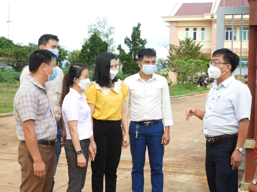 Trao đổi về công tác xây dựng đội ngũ cán bộ, công chức trong hệ thống chính trị xã Đak Djrăng. Ảnh: Thanh Nhật