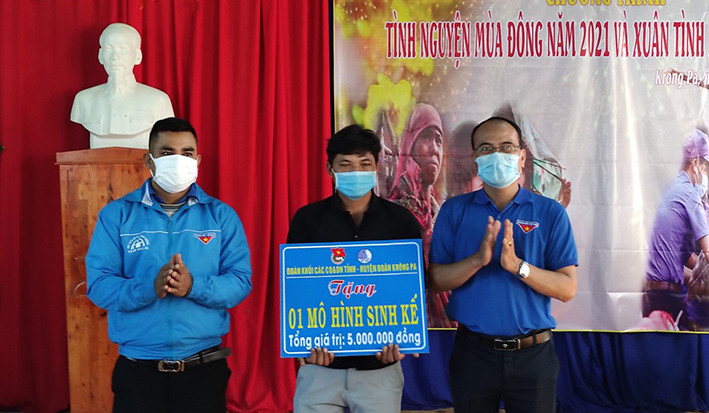  Đoàn khối các Cơ quan và Doanh nghiệp tỉnh phối hợp Huyện Đoàn Krông Pa tặng 1 mô hình sinh kế cho thanh niên yếu thế ở xã Uar (huyện Krông Pa). Ảnh: Phan Lài