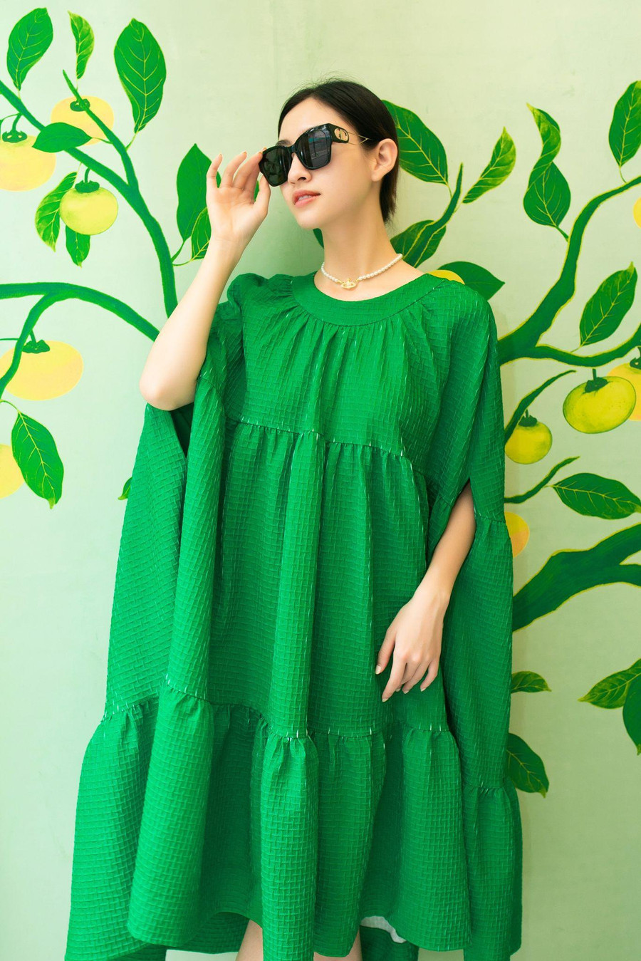 Hoa hậu Lương Thùy Linh vốn được biết đến với hình tượng trong sáng, trẻ trung. Xuất hiện trong show diễn lần này, cô được nhà thiết kế lựa chọn cho bộ trang phục toát lên vẻ nhẹ nhàng, thanh thoát. Ảnh: BTC