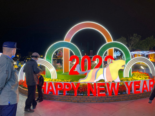 Đường hoa Tết TP Đà Nẵng được trang trí ở vỉa hè đường Bạch Đằng từ đoạn Công viên APEC đến trước khu vực trụ sở HĐND TP Đà Nẵng