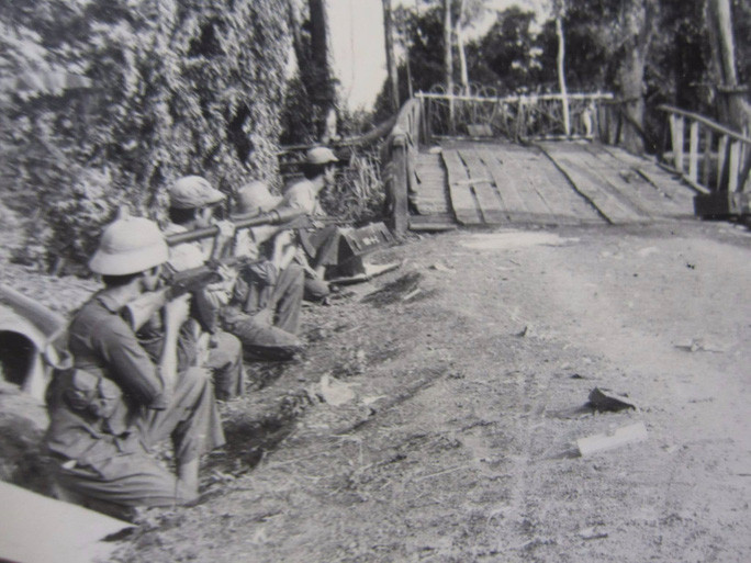 Phân đội bộ binh của dBB7/E31 làm nhiệm vụ sau khi đánh chiếm tổng hành dinh 3 phái của Sihanouk ở Caomelai (Campuchia), tháng 2-1985 Phân đội bộ binh của dBB7/E31 làm nhiệm vụ sau khi đánh chiếm tổng hành dinh 3 phái của Sihanouk ở Caomelai (Campuchia), tháng 2-1985