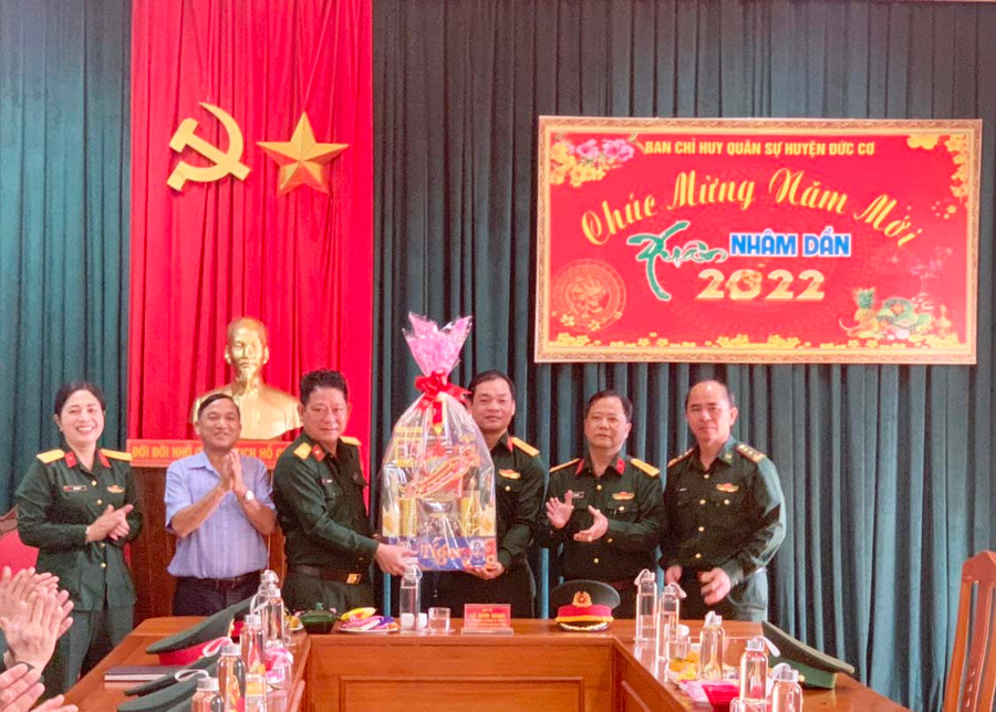 Đại tá Lê Kim Giàu thăm chúc Tết tại Ban Chỉ huy quân sự huyện Đức Cơ. Ảnh: R'Ô HOK