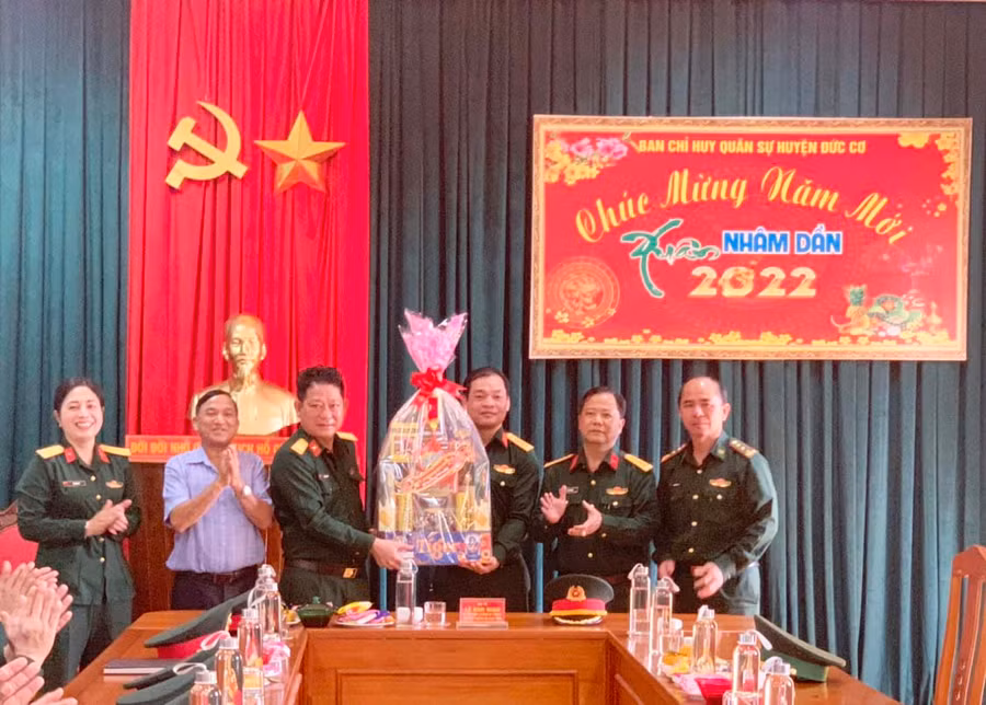 Đại tá Lê Kim Giàu thăm chúc Tết tại Ban Chỉ huy quân sự huyện Đức Cơ. Ảnh: R'Ô HOK