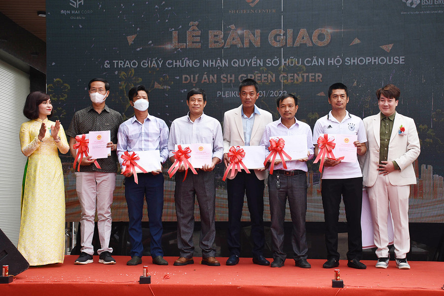 Đại diện chủ đầu tư trao giấy chứng nhận quyền sở hữu căn hộ cho khách hàng. Ảnh: Hà Phương